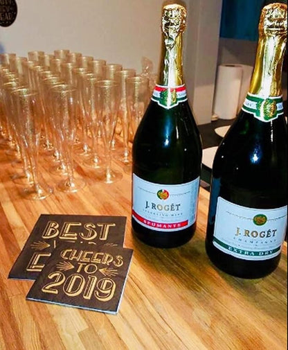 Oojami 100 Plastic Classic Champagne Disposable Flutes for Parties Plastic cups Wedding Party Toasting Cocktail Cups Bulk Party Pack (Gold Glitter)