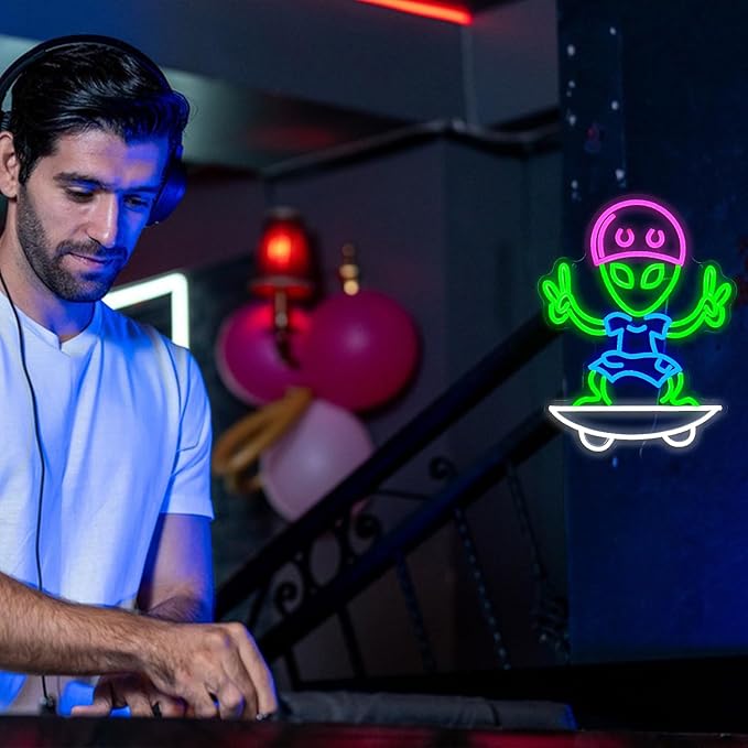 Skateboarding Aliens Neon Sign Aliens Led Neon Light for Wall Decor USB Cool Aliens Light Sign for Game Room Bedroom Man Cave Art Wall Decor(16.5”*12.6”)
